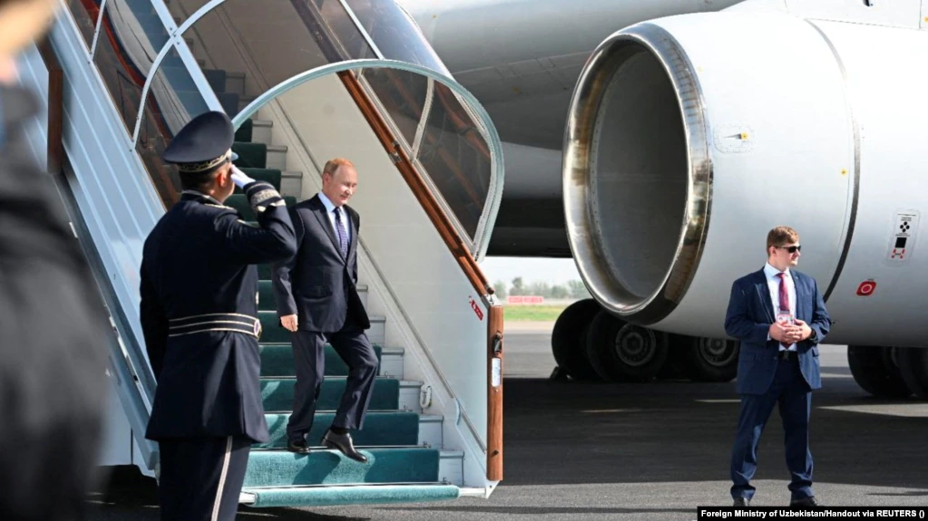 Президент России Владимир Путин спускается с трапа самолета. Самарканд, 15 сентября 2022 года. Визит в Казахстан на этой неделе станет пятой зарубежной поездкой Путина с начала развязанной им войны против Украины